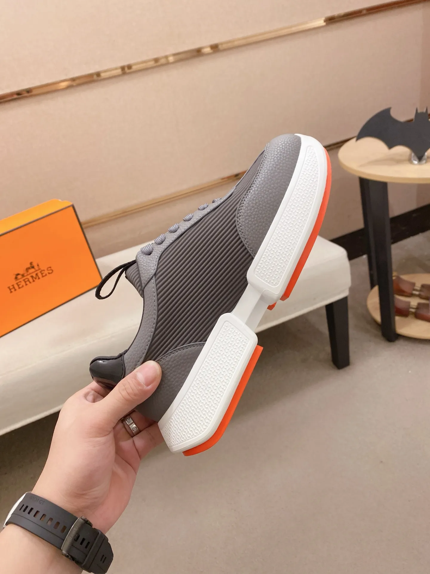 Ex-factory price: 460💰《HERMES》【Classic original single version】Hermès; top 🔝purchasing agent🔍🔍men's latest 🇺🇸 counter sales simultaneously, imported from Italy original ▲▲cowhide ▲▲ (high-end, nobility, class) ) Exquisite workmanship (Italian 🇮🇹 imported water-dyed 🐂 cowhide lining) sole: original sole provided by the original factory, ⚠️exclusive double-layer activity·TPR·rubber·combined molded outsole; super comfortable·wear-resistant·non-slip·environmental protection The real thing is more beautiful if you take the real thing (high quality, follow the order). You can enter and exit the counter at will * Number of yards: 38-44 (45 can be customized and cannot be returned or exchanged)